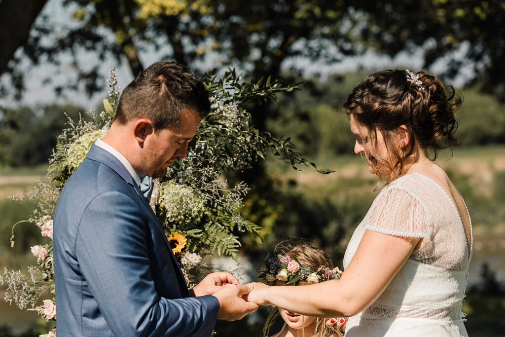 trouwen aan het water ceremoniespreker ringen uitwisselen